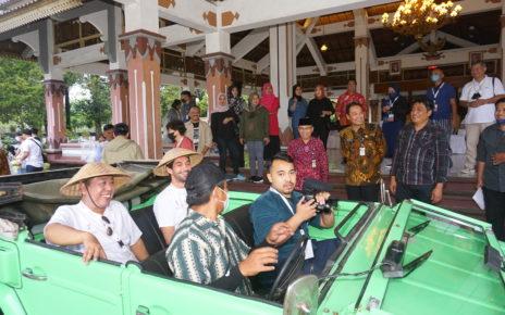 SAFARI. VW Safari mengantar rombongan tim FFI untuk mengeksplor Borobudur. (foto: istimewa)
