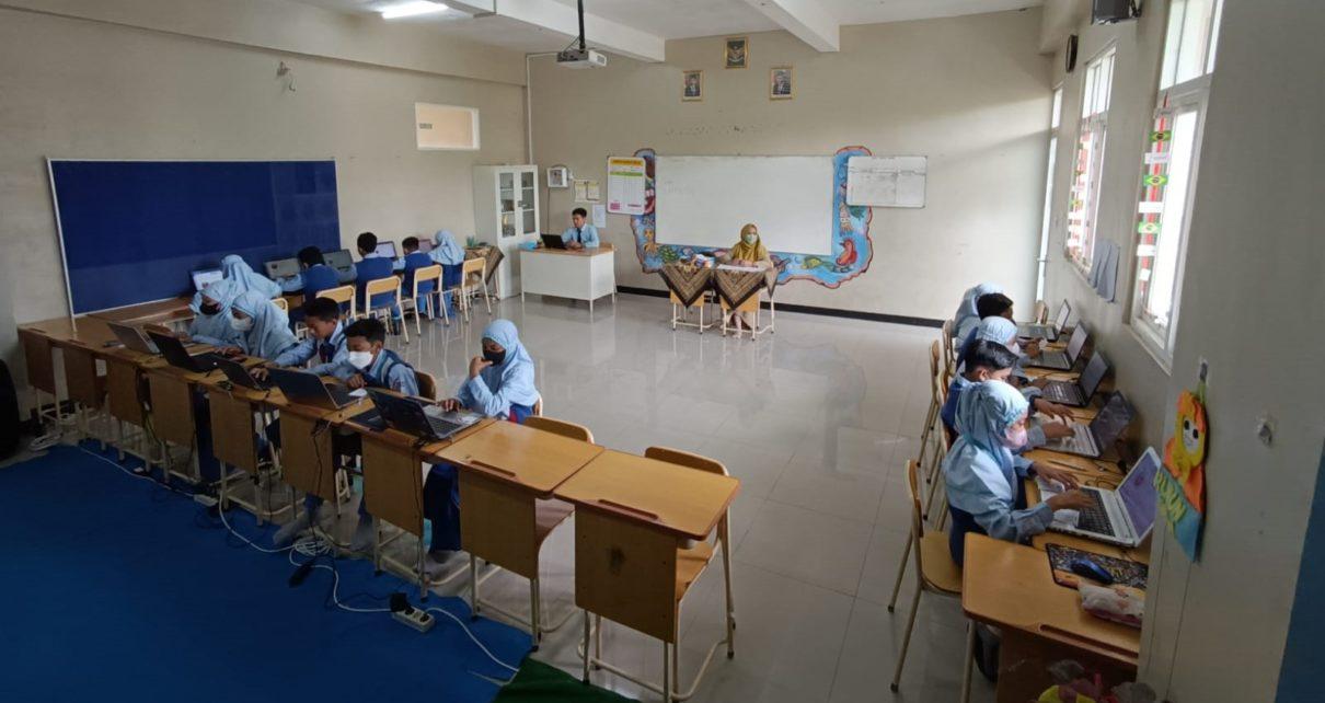 ANBK. Siswa SD Mutual 2 saat mengkuti ANBK Tahun 2022 di sekolah setempat. (foto: istimewa)