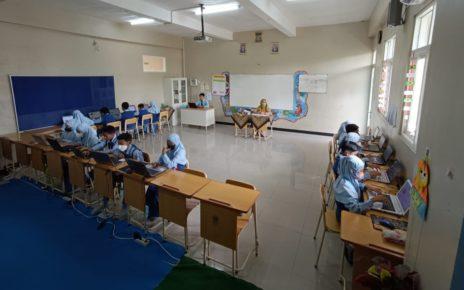 ANBK. Siswa SD Mutual 2 saat mengkuti ANBK Tahun 2022 di sekolah setempat. (foto: istimewa)