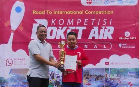 WAKILI. Raihan Adlian Syahputra siswa kelas SMP Mutual Kota Magelang akan mewakili Indonesia dalam Kompetisi Roket Air. (foto: istimewa)