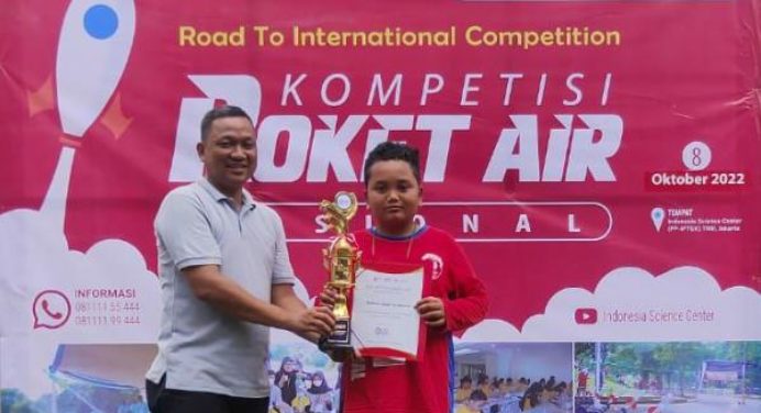 Bikin Bangga! Raihan Adlian Siswa SMP Mutual Kota Magelang Go Internasional Lomba Roket Air