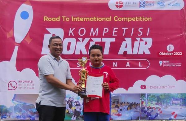 WAKILI. Raihan Adlian Syahputra siswa kelas SMP Mutual Kota Magelang akan mewakili Indonesia dalam Kompetisi Roket Air. (foto: istimewa)
