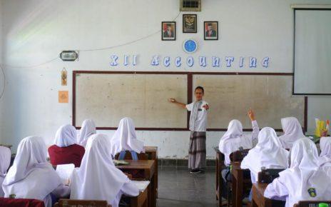 HSN. Salah satu guru SMK Muhammadiyah 1 Borobudur mengenakan sarung saat pembelajaran di kelas. (foto: fatna/siedoo)
