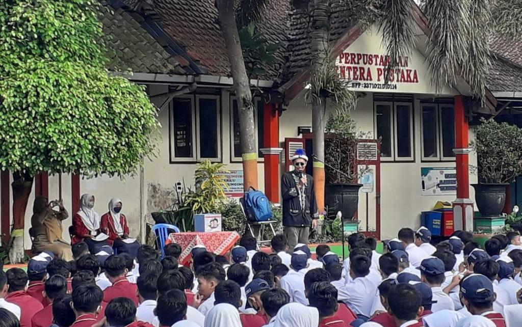PERINGATAN. Siswa-siswi SMP N 13 Kota Magelang mengikuti acara peringatan maulid Nabi Muhammad SAW di lapangan sekolah. (foto: istimewa)