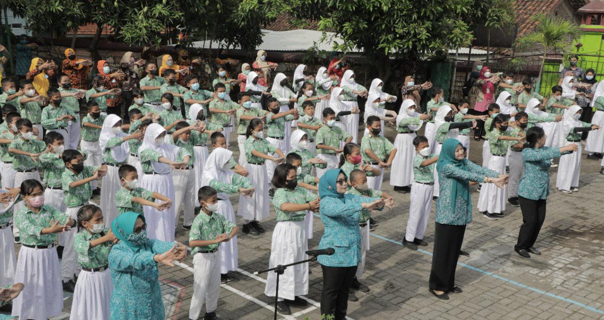 CUCI TANGAN. Praktik gerakan cuci tangan di halaman SD Gisikdrono 03 Semarang, Jumat (14/10/2022). (foto: jatengprov)