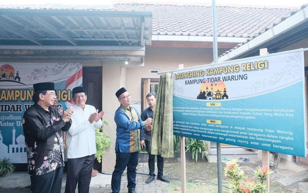 PELUNCURAN. Wali Kota Magelang dr. Muchamad Nur Aziz salut dalam peluncuran Kampung Religi di Kampung Tidar Warung. (foto: prokompim)