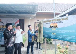 PELUNCURAN. Wali Kota Magelang dr. Muchamad Nur Aziz salut dalam peluncuran Kampung Religi di Kampung Tidar Warung. (foto: prokompim)