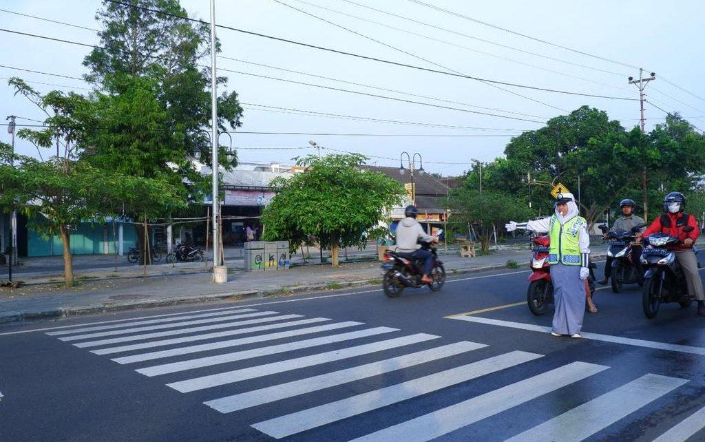 LALU LINTAS. PKS SMK Muhammadiyah 1 Borobudur mengatur lalu lintas di depan kompleks sekolah. (foto: istimewa)