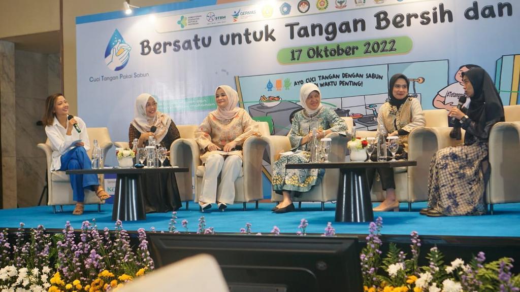 TALKSHOW. Bunda Sanitasi Kota Magelang, Niken Ichtiyati (dua dari kiri) menjadi narasumber talkshow pada peringatan CTPS Sedunia Tahun 2022 di Java Ballroom, Westin Hotel Jakarta, Senin (17/10/2022). (foto: istimewa)