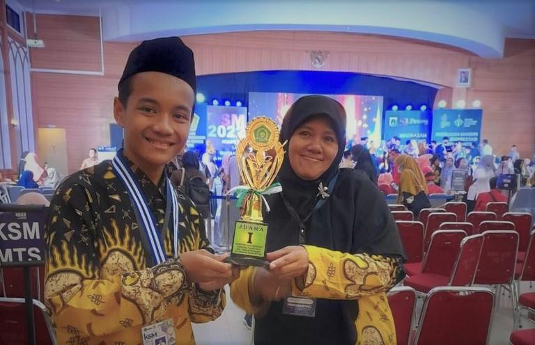 KSM. Salah satu siswa SMP IT Ihsanul Fikri Mungkid, Magelang, Jawa Tengah meraih medali emas pada KSM 2022 tingkat nasional. (foto: istimewa)