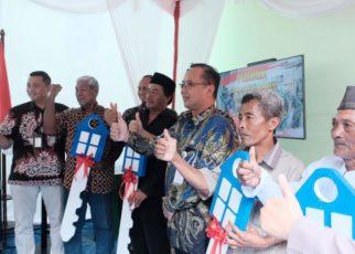 MERSEMIKAN. Wali Kota Magelang, Muchamad Nur Aziz meresmikan rumah layak huni di Kampung Gumuk, Selasa (4/10/2022). (foto: prokompim)