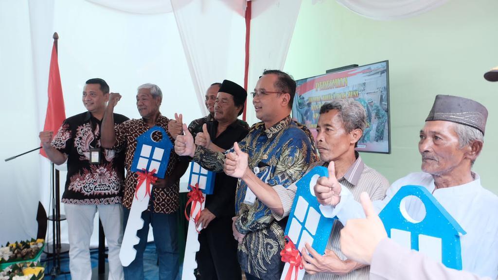 MERSEMIKAN. Wali Kota Magelang, Muchamad Nur Aziz meresmikan rumah layak huni di Kampung Gumuk, Selasa (4/10/2022). (foto: prokompim)