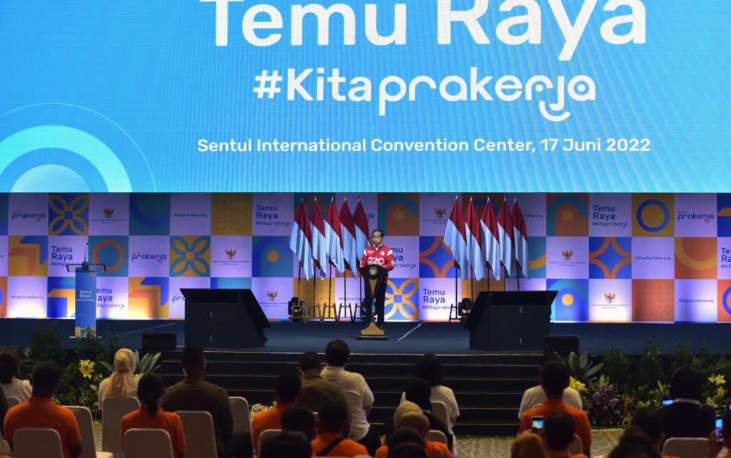 ALUMNI. Presiden Joko Widodo saat bersilaturahmi dengan para Alumni penerima Kartu Prakerja dari seluruh Indonesia di SICC Bogor, Jawa Barat, Jumat (17/06/2022). (foto: setkab)