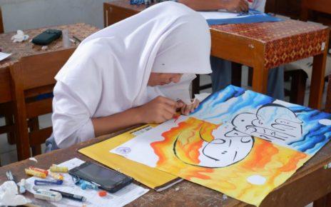LOMBA. Salah satu siswi SMK Muhammadiyah 1 Borobudur saat mengikuti lomba kaligrafi. (foto: istimewa)