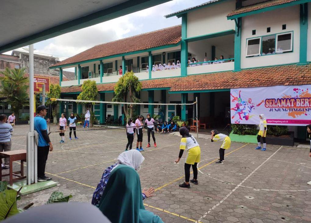 VOLI. Tim SMPN 7 Kota Magelang dan SMPN 3 Sleman sedang tanding bola voli. (foto: fathna/siedoo)