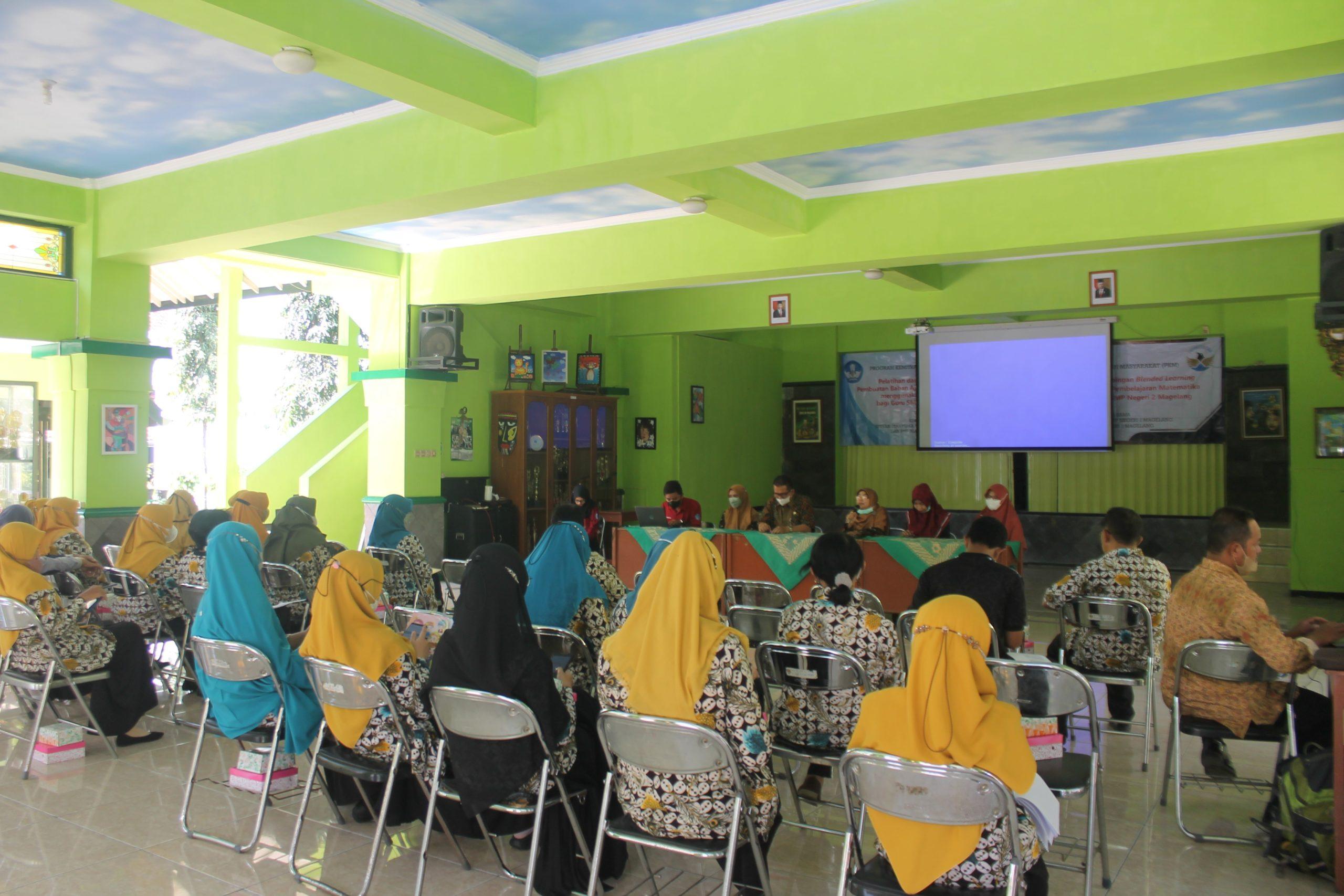 BAHAN AJAR. Pelaksanaan Pelatihan Pembuatan Bahan Ajar di SMP Negeri 1 Magelang. (foto: istimewa)