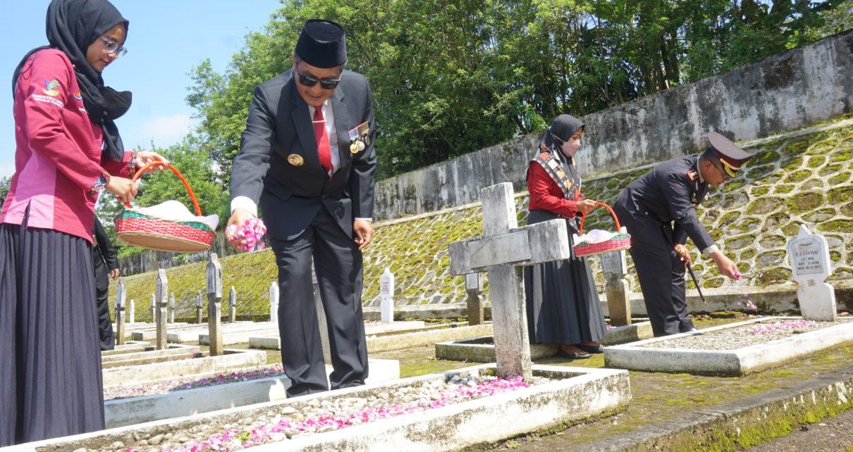 TABUR BUNGA. Memperingati Hari Pahlawan, Bupati Magelang Zaenal Arifin melaksanakan prosesi tabur bunga di Taman Makam Pahlawan (TMP) Giri Dharmo Loyo II Cawang. (foto: prokompim)