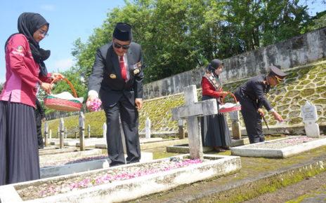 TABUR BUNGA. Memperingati Hari Pahlawan, Bupati Magelang Zaenal Arifin melaksanakan prosesi tabur bunga di Taman Makam Pahlawan (TMP) Giri Dharmo Loyo II Cawang. (foto: prokompim)