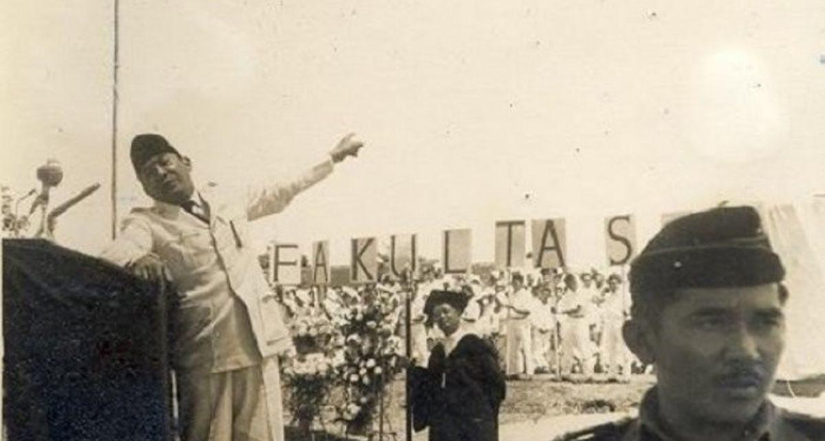 MERESMIKAN. Presiden Soekarno saat meresmikan almamaternya, Technische Hoogeschool te Bandoeng menjadi Institut Teknologi Bandoeng (ITB) pada 2 Maret 1959. (sumber: arsipnasional)