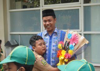 MEMELUK. Salah satu siswa SD Mutual 2 Kota Magelang memeluk kepala sekolah Mustaqim usai upacara HGN 2022 di halaman sekolah setempat, Jumat (25/11/2022). (foto: istimewa)