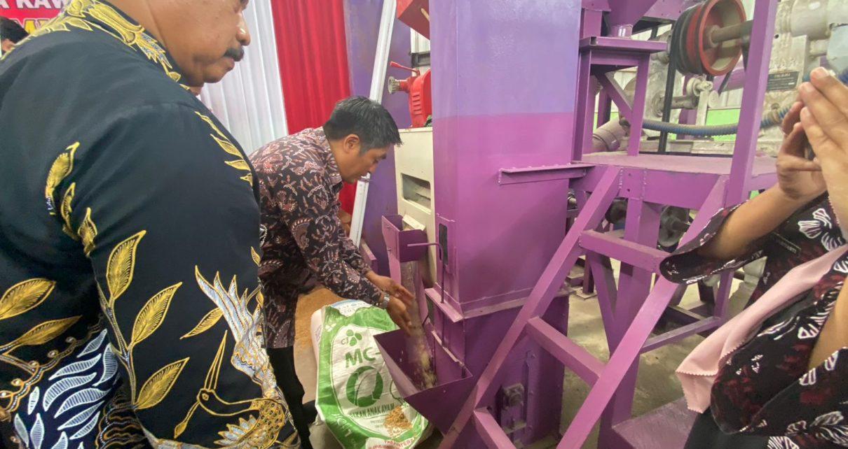 TINJAU. Bupati Magelang Zaenal Arifin didamping Camat Ngluwar dan Anggota Bumdesma saat meninjau alat Revitalisasi Ricemills. (foto: istimewa)
