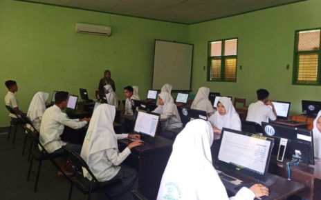 UJIAN. Siswa Madrasah tengah mengerjakan ujian berbasis komputer pada tahun 2020. (foto: kemenag)