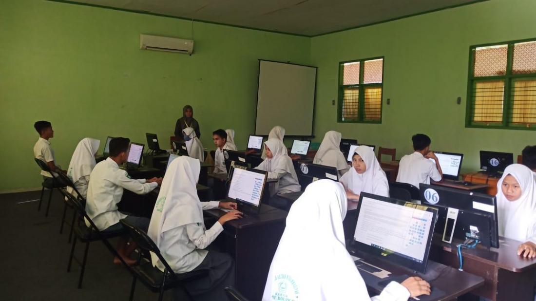 UJIAN. Siswa Madrasah tengah mengerjakan ujian berbasis komputer pada tahun 2020. (foto: kemenag)