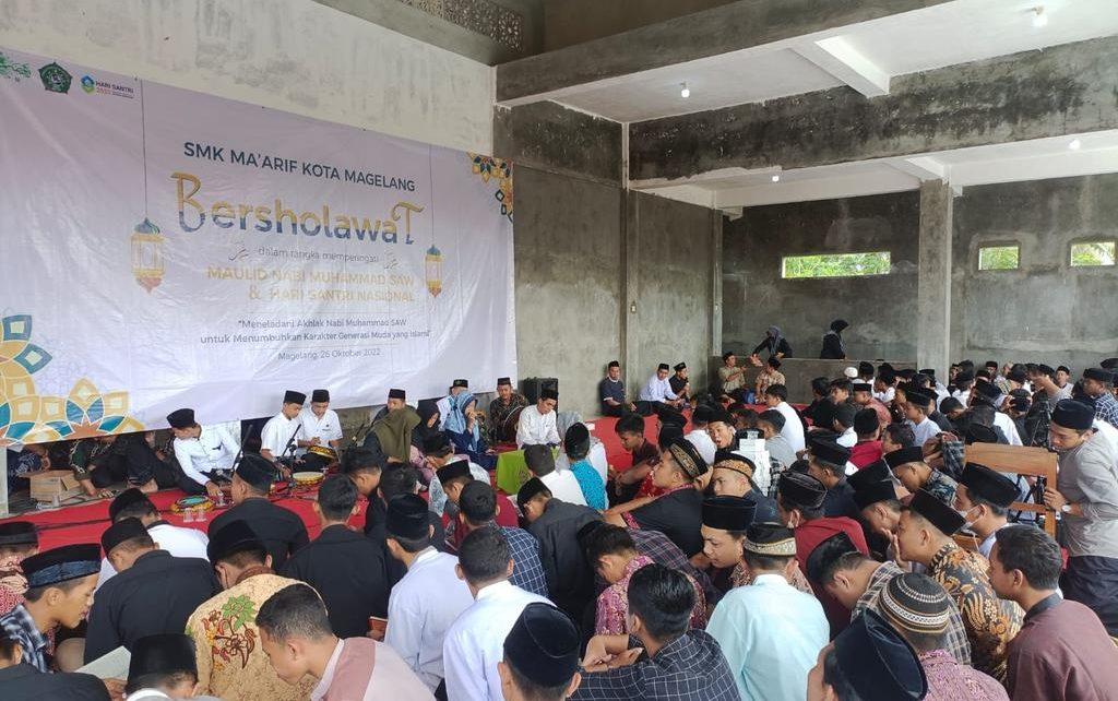 MEMPERINGATI. Siswa-siswi SMK IT Ma'arif Kota Magelang peringati Maulid Nabi Muhammad SAW dan Hari Santri di aula sekolah. (foto: istimewa)