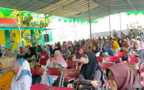 PARENTING. Seluruh guru dan orang tua siswa-siswi SD Islam Al Iman Kota Magelang mengikuti seminar parenting yang dilaksanakan di lapangan upacara. (foto: istimewa)