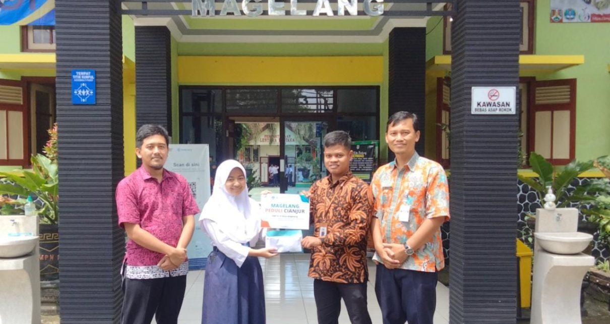 GALANG DANA. Penyerahan hasil aksi donasi dari warga SMPN 13 Kota Magelang kepada DKD Kota Magelang untuk diberikan kepada korban bencana gempa bumi di Cianjur Jawa Barat. (foto: istimewa)