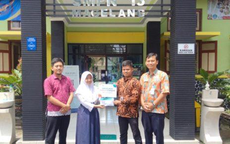 GALANG DANA. Penyerahan hasil aksi donasi dari warga SMPN 13 Kota Magelang kepada DKD Kota Magelang untuk diberikan kepada korban bencana gempa bumi di Cianjur Jawa Barat. (foto: istimewa)