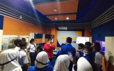 KUNJUNGAN. Siswa SMPN 2 Kota Magelang saat berkunjung di Stasiun Radio Magelang FM. (foto: istimewa)