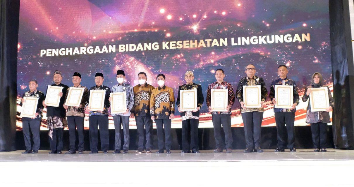 PENGHARGAAN. Wakil Wali Kota Magelang M. Mansyur (lima dari kanan) saat menerima penghargaan pada Rabu 23 November 2022 di Jakarta. (foto: istimewa)