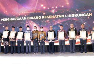 PENGHARGAAN. Wakil Wali Kota Magelang M. Mansyur (lima dari kanan) saat menerima penghargaan pada Rabu 23 November 2022 di Jakarta. (foto: istimewa)