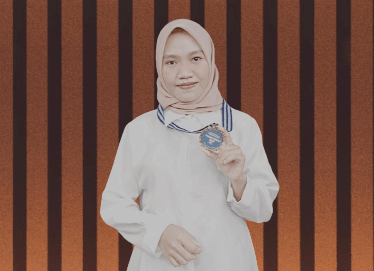 MEDALI. Mahasiswa S1 Farmasi, Fakultas Ilmu Kesehatan (FIKES) UNIMMA Tiwi Oktaviyani menunjukkan medali. (foto: istimewa)