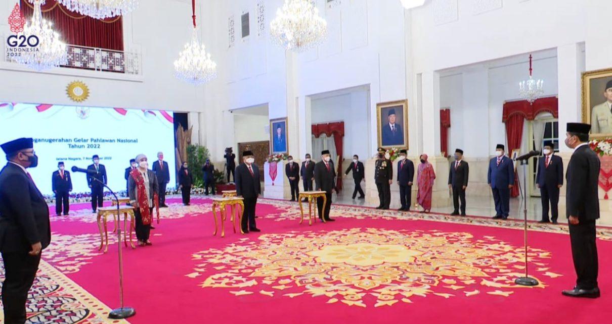 PAHLAWAN. Presiden RI Joko Widodo (Jokowi) menganugerahkan gelar pahlawan nasional tahun 2022 kepada lima tokoh dari berbagai daerah yang telah berjasa bagi bangsa dan negara, di Istana Negara, Jakarta, Senin (07/11/2022). (foto: setkab.go.id)