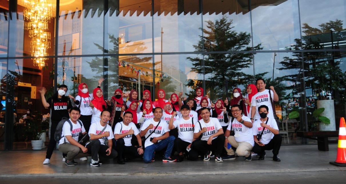 BERPOSE. Komunitas Kami Pengajar yang beranggotakan para guru di Indonesia berpose bersama usai lokakarya yang bertema “Guru Berkarya, Guru Berdaya di Tangerang, belakangan ini. (foto: kemendikbudristek)