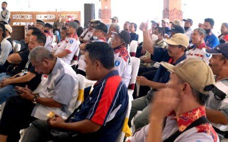BANTUAN. Sebanyak 310 awak angkutan Kota Magelang, Jawa Tengah menerima bantuan operasional. (foto: prokompim)