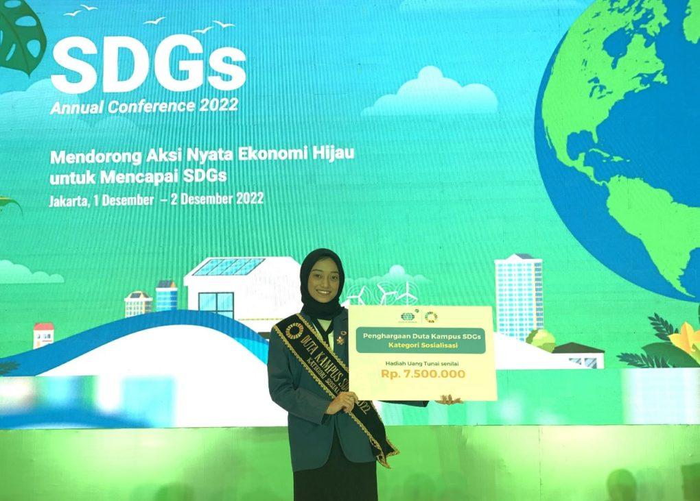 PENGHARGAAN. Azeva Haqqi Pradiar usai menerima penghargaan sebagai Duta Kampus SDGs Kategori Sosialisasi mewakili ITS di Ballroom Hotel The Sultan Jakarta. (foto: ist)