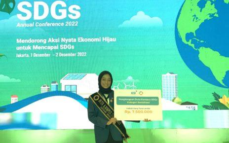 PENGHARGAAN. Azeva Haqqi Pradiar usai menerima penghargaan sebagai Duta Kampus SDGs Kategori Sosialisasi mewakili ITS di Ballroom Hotel The Sultan Jakarta. (foto: ist)