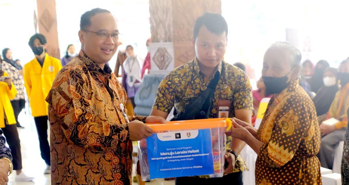 BANTUAN. Wali Kota Magelang dr. Muchamad Nur Aziz memberikan bantuan untuk lansia. (foto: istimewa)