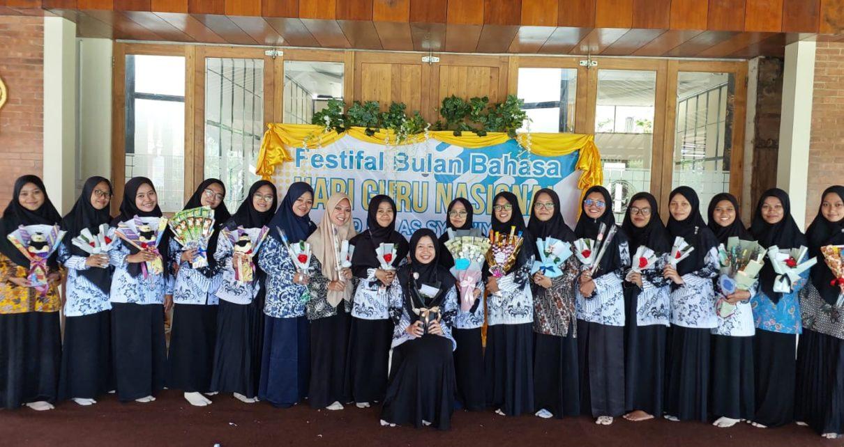 BUNGA. Karangan bunga dari siswa untuk para guru SD ITQ As Syafi'iyah. (foto: istimewa)