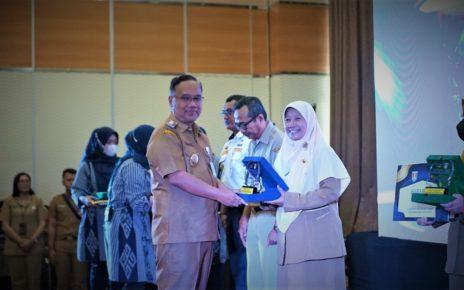 PENGHARGAAN. Wali Kota Magelang dr Muchamad Nur Aziz saat menyerahkan penghargaan kepada Kepala SMPN 2 , Fatin Mahdalina, S.Pd dalam ajang MIA tahun 2022. (foto: istimewa)