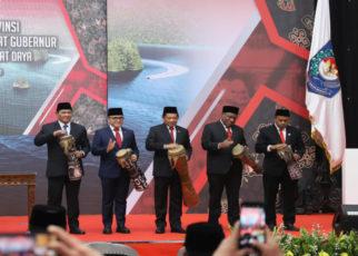 PERSEMIAN. Menteri Dalam Negeri (Mendagri) Tito Karnavian atas nama Presiden RI Joko Widodo (Jokowi) meresmikan Papua Barat Daya menjadi provinsi baru. (foto: istimewa)