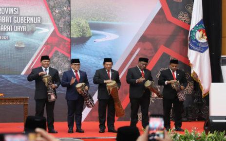 PERSEMIAN. Menteri Dalam Negeri (Mendagri) Tito Karnavian atas nama Presiden RI Joko Widodo (Jokowi) meresmikan Papua Barat Daya menjadi provinsi baru. (foto: istimewa)