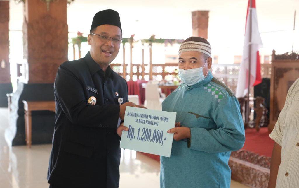 INTENSIF. Wali Kota Magelang dr. Muchamad Nur Aziz saat menyerahkan intensif ke marbot masjid di Pendopo Pengabdian Kota Magelang, Kamis (29/12/2022). (foto: prokompim)