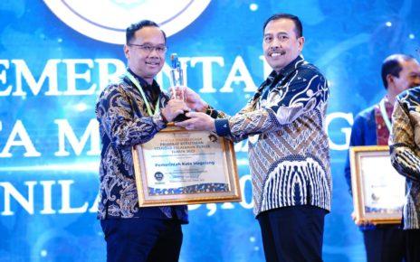 PENGHARGAAN. Ketua Ombudsman RI Mokhamad Najih kepada Wali Kota Magelang dr. Muchamad Nur Aziz di Hotel Bidakara Jakarta, Kamis (22/12/2022). (foto: istimewa)