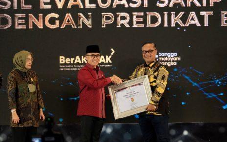 DIBERIKAN. Penghargaan diberikan Menteri PANRB kepada Wali Kota Magelang dr. Mochamad Nur Aziz di Hotel Bidakara Jakarta, Selasa (6/12/2022). (foto: istimewa)