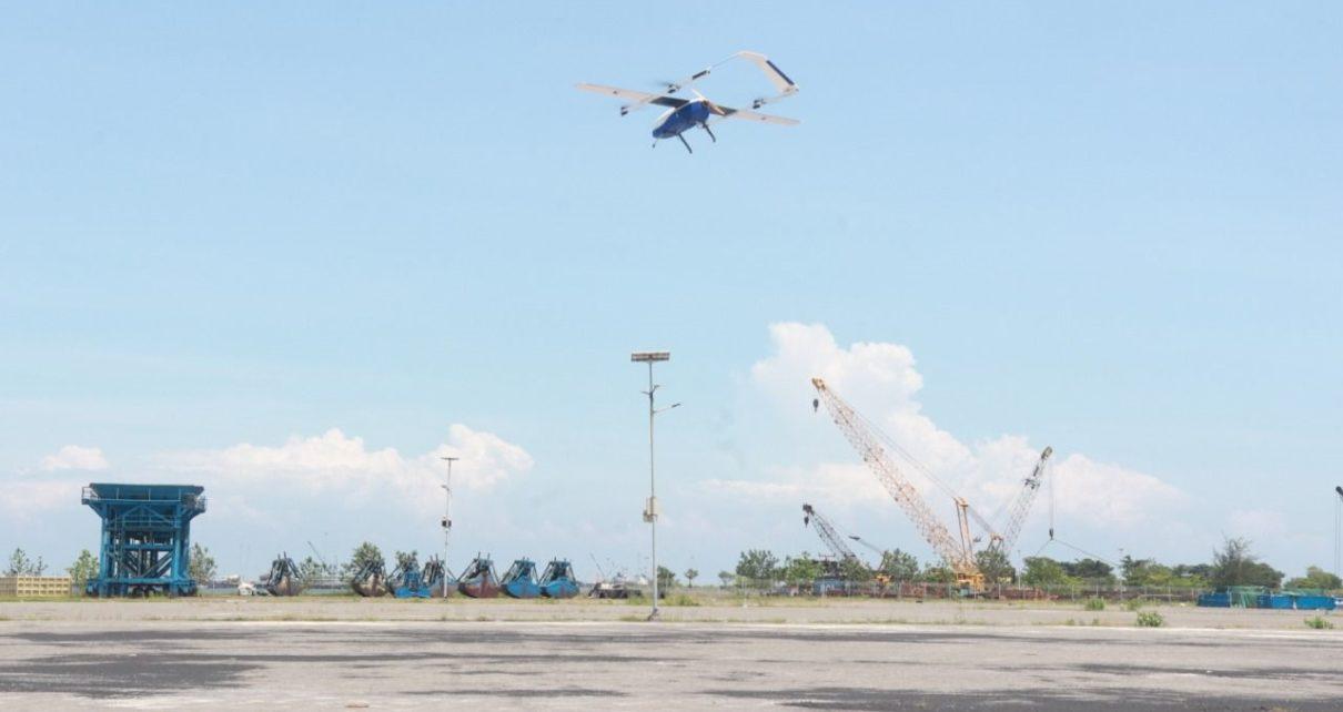 PUTA. Pesawat Udara Tanpa Awak (PUTA) yang membawa logistik kesehatan saat lepas landas dari Terminal Umum DABN Pelabuhan Probolinggo untuk uji coba pengoperasian. (foto: istimewa)