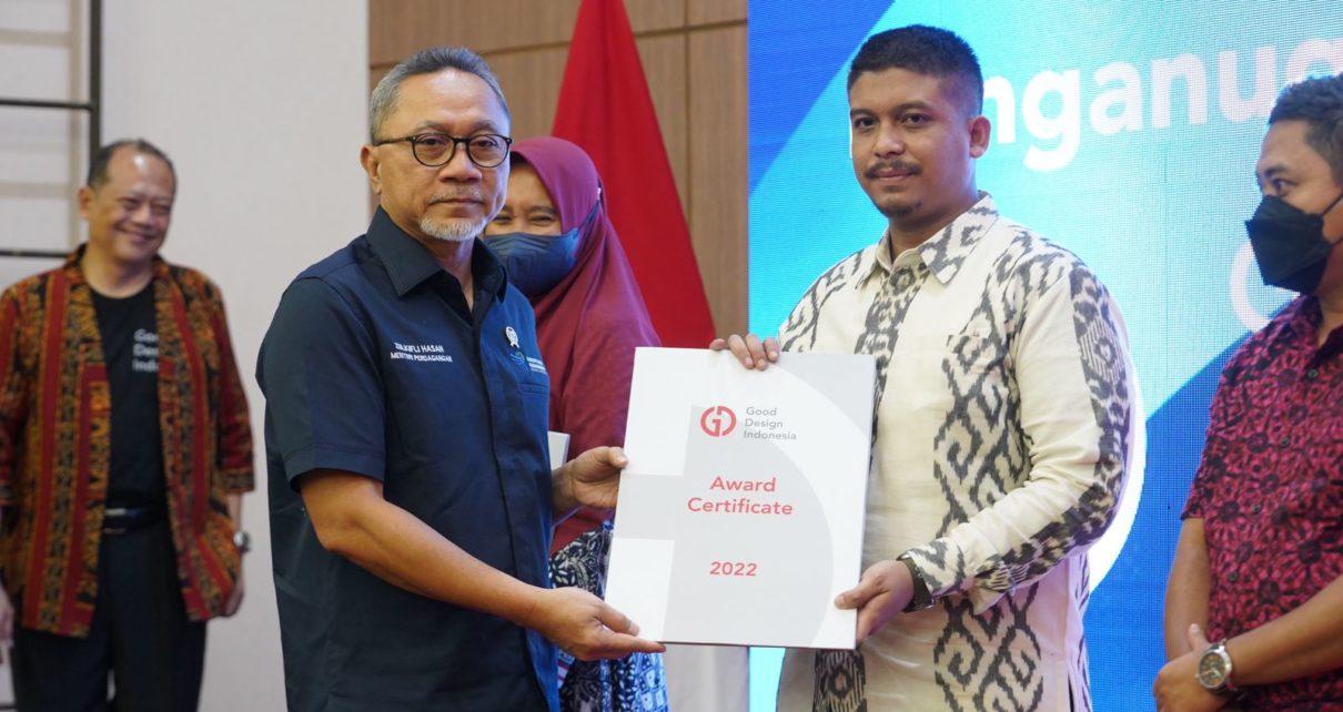 PENYERAHAN. Prosesi penyerahan penghargaan oleh Menteri Perdagangan RI Zulkifli Hasan (berkacamata) kepada Tim Desain Creative Center ITS sebagai Good Design Indonesia 2022. (foto: istimewa)